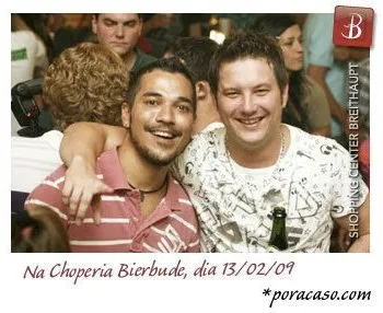 Max Pires com o promoter Flavio Narloch na Choperia Bierbude, em 13 de fevereiro de 2009, com a marca poracaso.com na moldura