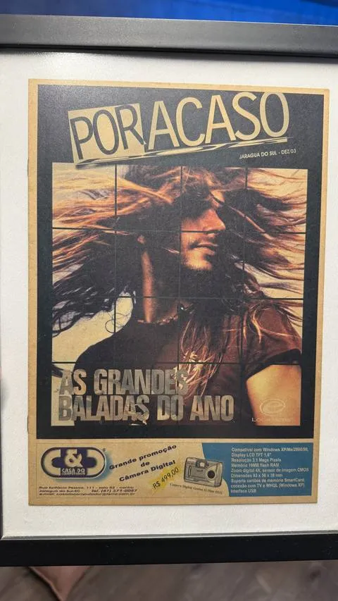 Capa da primeira edição impressa do Por Acaso, dezembro de 2003, com o logo da Look Here