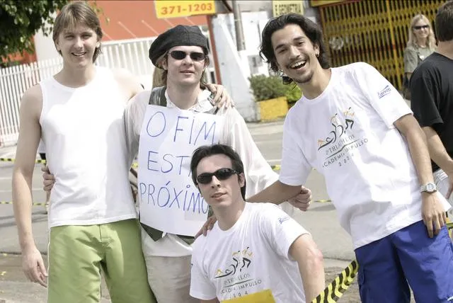 Equipe na cobertura do 2º Triathlon Academia Impulso, em 2004: Marcelo Wagner à esquerda, Thiago Markiewicz e Ricardo Treis abaixado